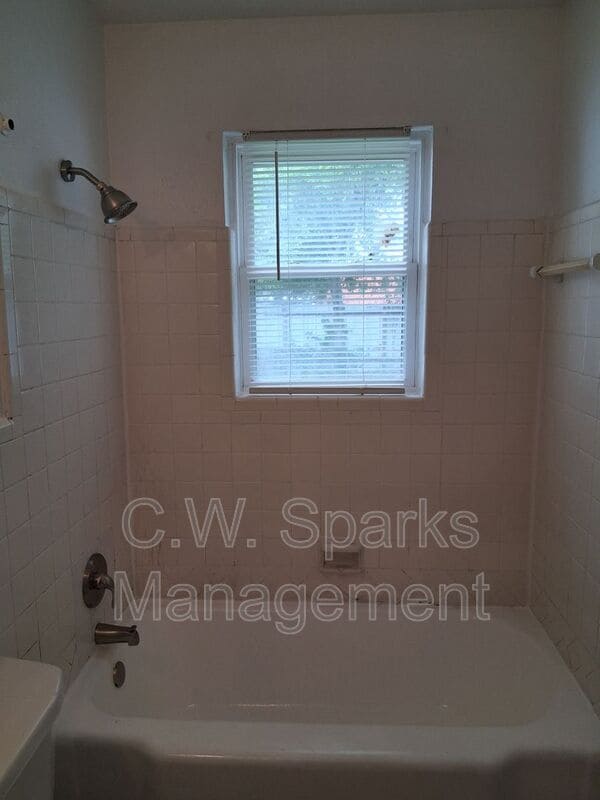 Building Photo - 3021 Avon St