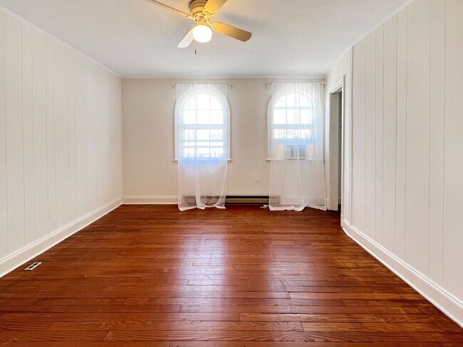 Building Photo - Classic Richmond Row House Steps from Byrd...