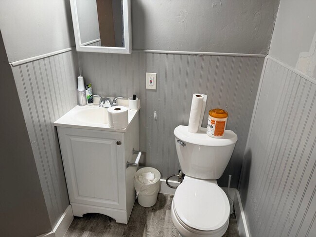 Building Photo - Spacious and Updated 4 Bed, 2 bath!!