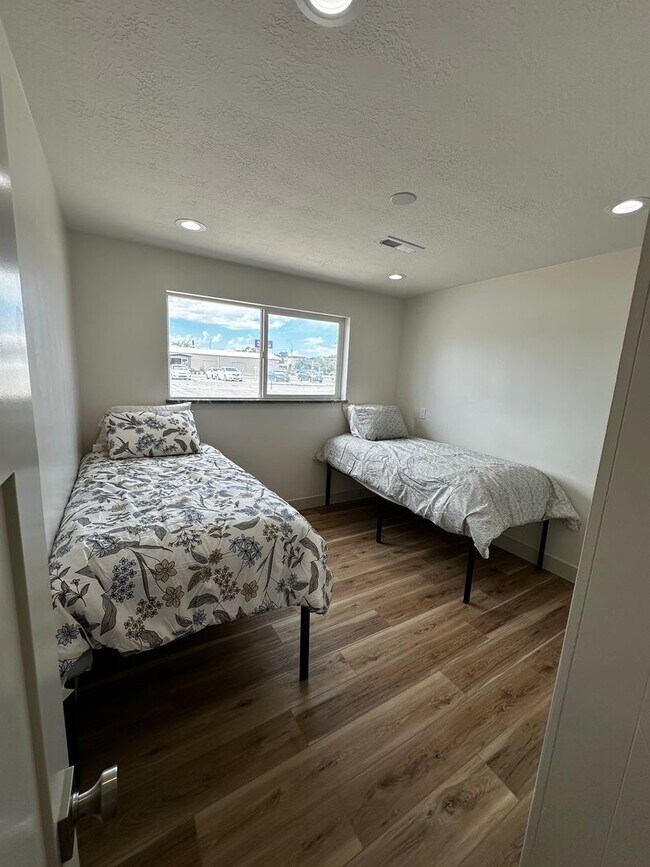 Building Photo - Centennial II Apartments (NEW REMODEL!!)
