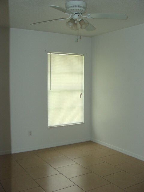 Building Photo - 3 Bed/2 bath 2 Car July 1 st  Call Carole ...
