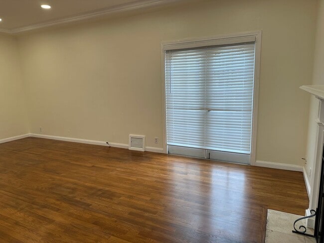 Building Photo - EPIC REA - Great Corner Lakeside Home - 3 ...