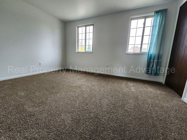 Building Photo - Renovated and Super Clean 2 Bed/1.5 Bath C...
