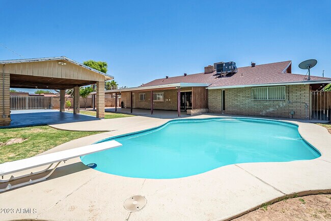 Building Photo - 5802 W Frier Dr