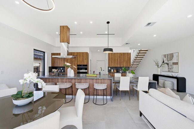 Building Photo - 1308 Avocado Isle
