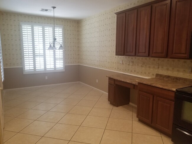 Building Photo - Beautiful spacious 3 b 2 bth 1834 sq ft home