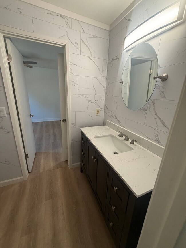 Building Photo - Stunning 4 bedroom, 2 bathroom with a Pool and Solar
