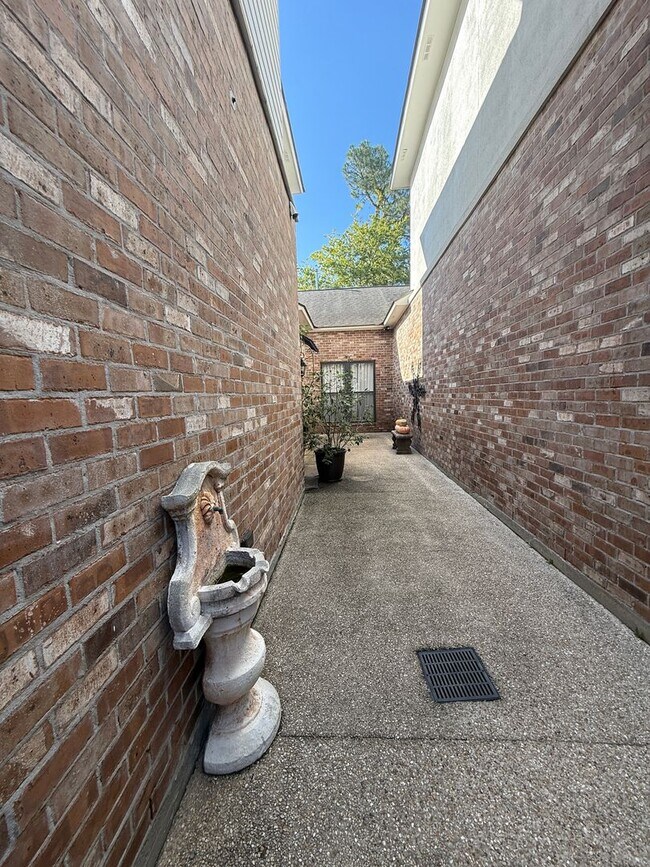 Building Photo - Must See this Beautiful  3/2 Townhome  Available NOW