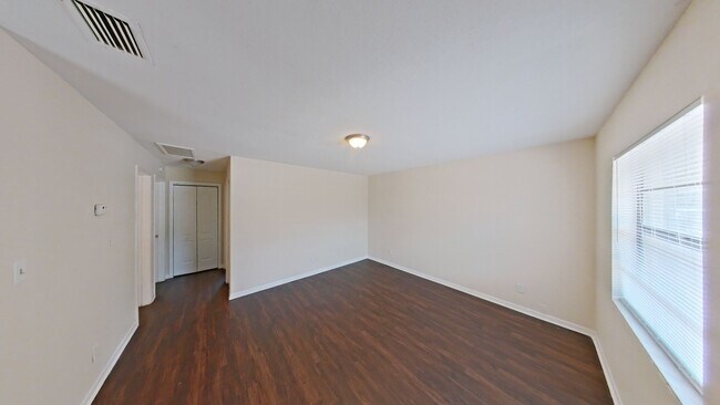 Building Photo - 921 E Poinsettia Ave