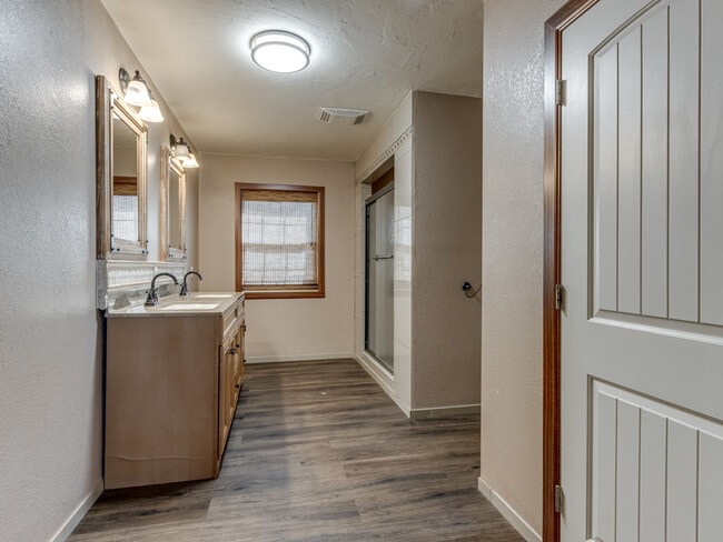 Building Photo - 1131 S Miles Ave