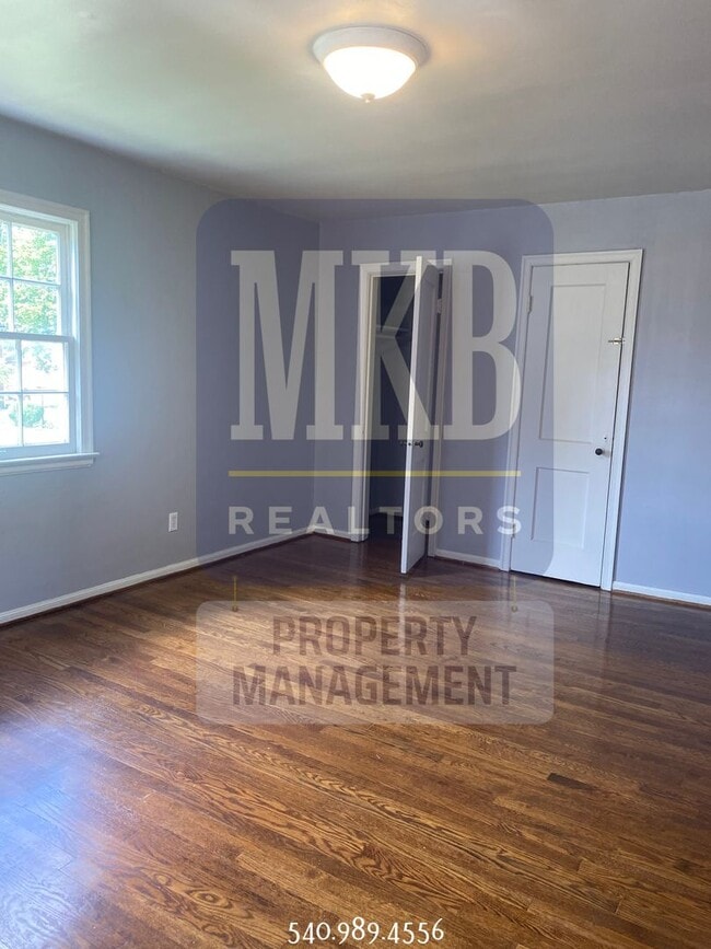 Building Photo - 2 Bedroom 1 Bath Duplex in Grandin/Raleigh...