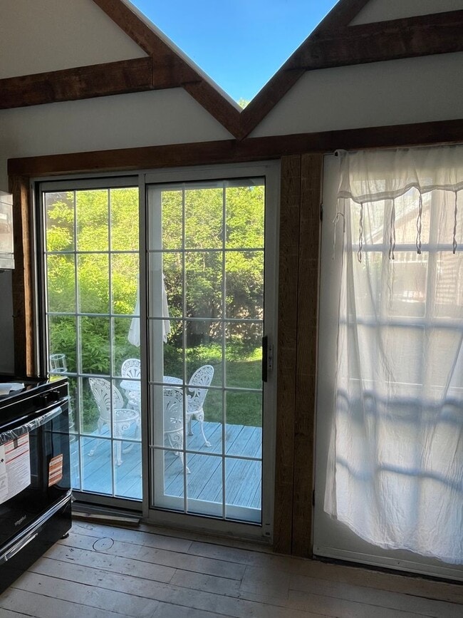 Building Photo - Charming - updated and well maintained - 2...