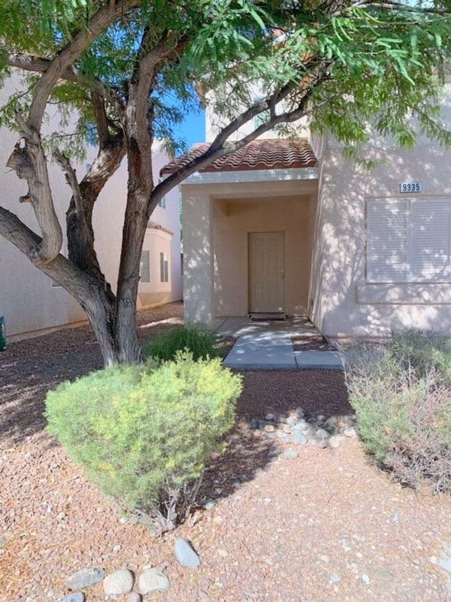 Building Photo - Beautiful 3 Bedroom Home in Mountains Edge with Pool/Spa