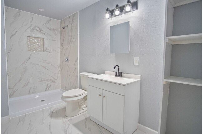 Building Photo - Convenient Home near Downtown's Heart