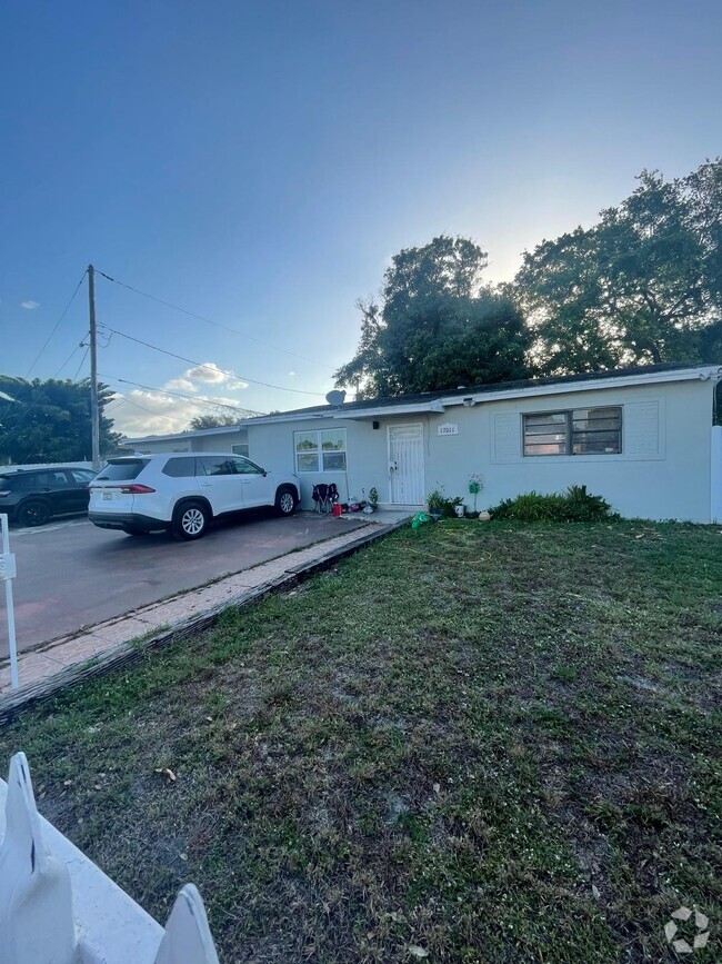 Building Photo - 17011 NW 33rd Ct