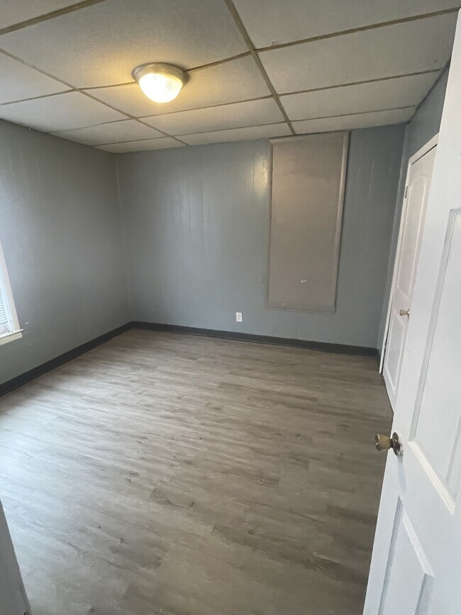 Building Photo - 1131 S 13th St