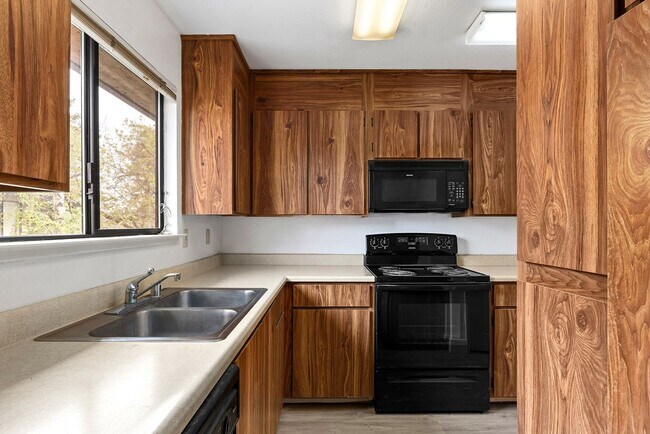 Building Photo - Beautiful Sawmill Commons Condo!
