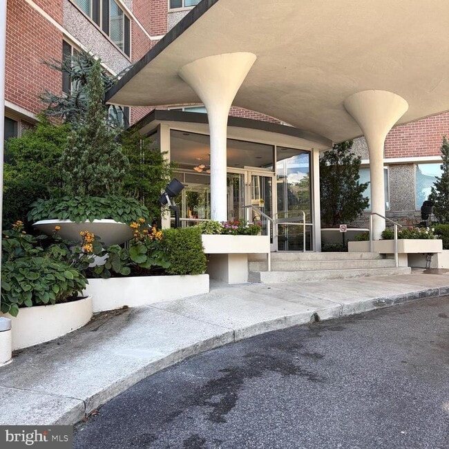 Building Photo - 1 E University Pkwy