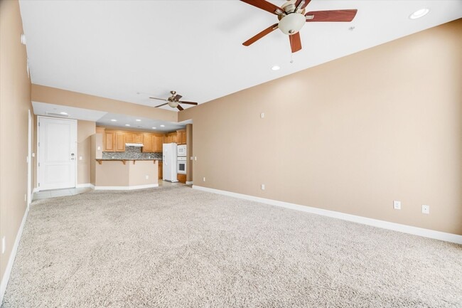 Building Photo - Sought after Park Avenue Condominiums/Top Floor Three Bedroom