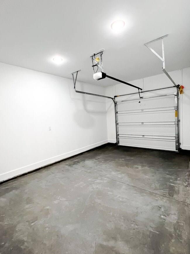 Building Photo - 3 Bedroom 2 Full Bath HOUSE with GARAGE