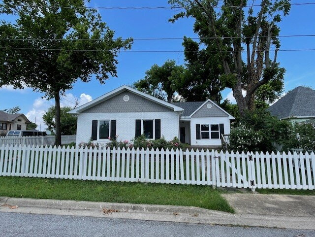Building Photo - 202 N 6th St