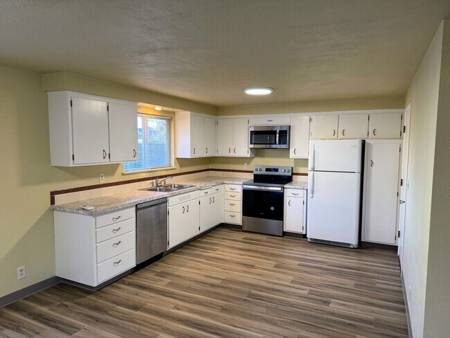 Building Photo - 2-Bed, 1-Bath Duplex – Great Location!