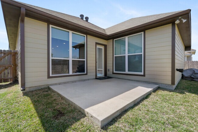 Building Photo - 1320 Kingsgate Dr