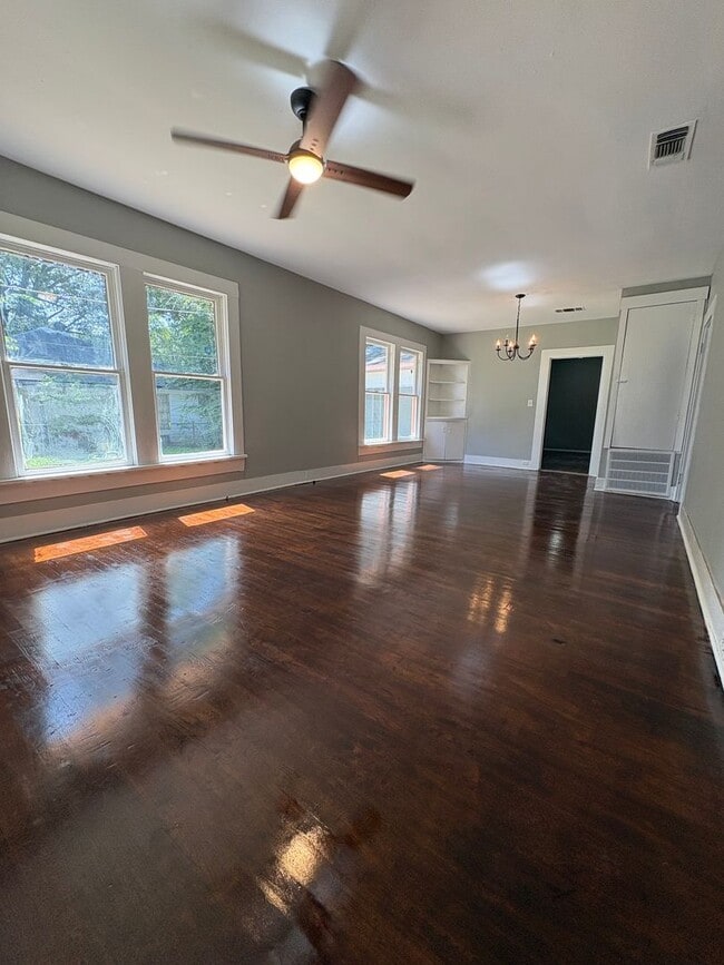 Building Photo - Amazing 4 bedroom/1 bath home with Central Air & Heat!