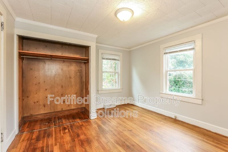 Building Photo - 909 Rich Ave