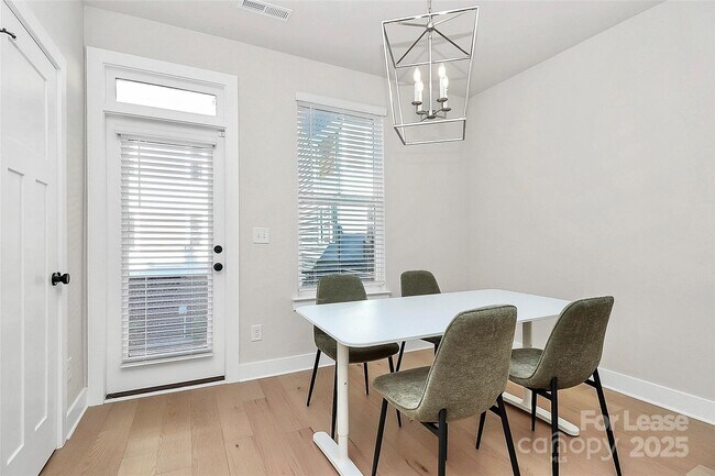 Building Photo - 338 E Cama St