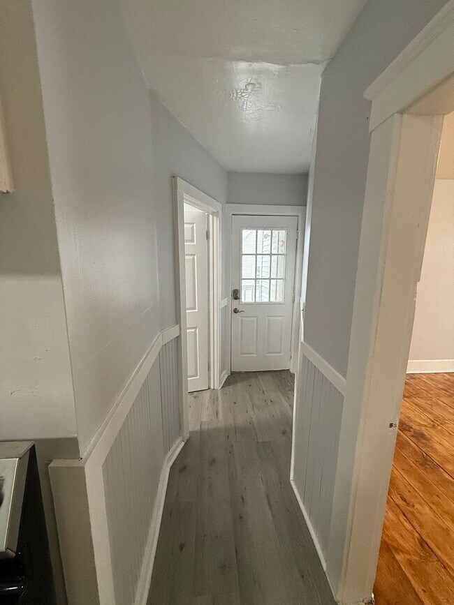 Building Photo - 82 Pine St