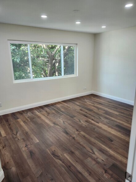 Building Photo - 10980 Palms Blvd