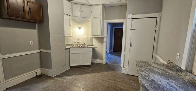 Building Photo - 602 E Ravine Ave