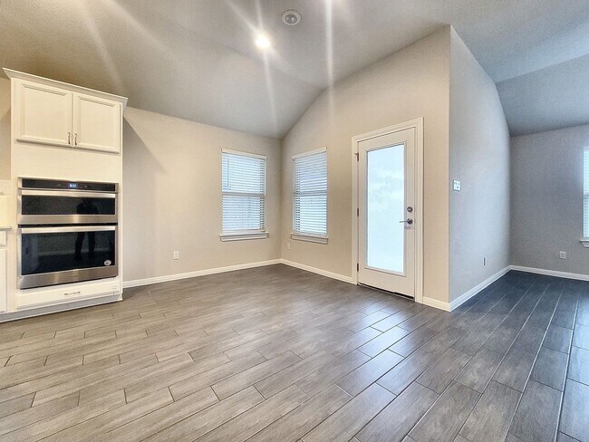 Building Photo - Beautiful Solar-Powered 4BR / 2BA Home – Big Backyard & Modern Kitchen