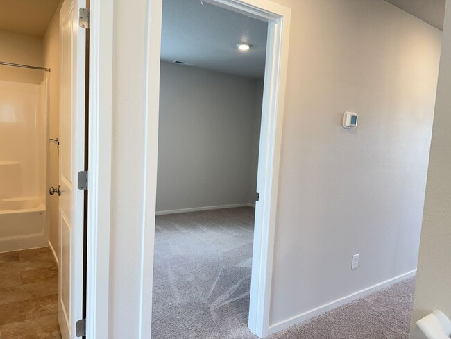 Building Photo - Newer 3 bedroom 2.5 bathroom house!