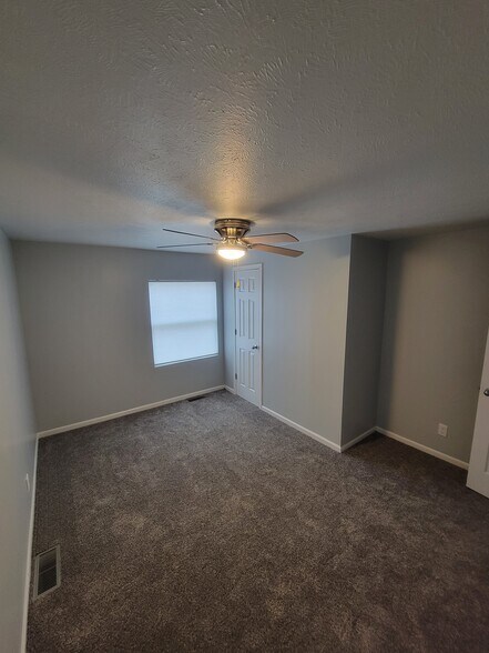 Building Photo - 183 Maple St