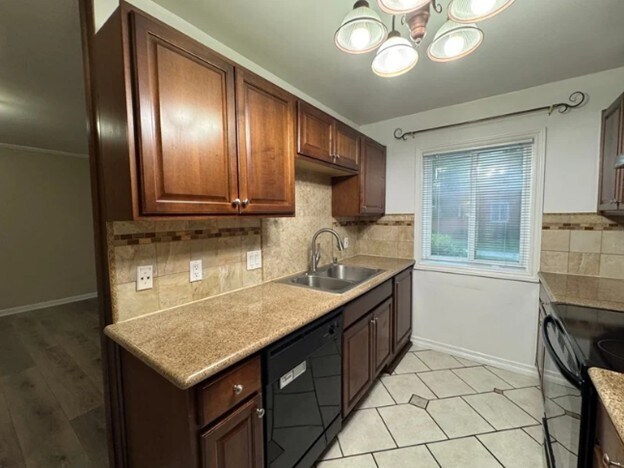 Building Photo - 400 N Acacia Ave