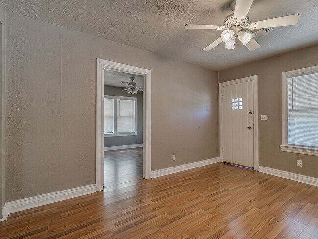 Building Photo - Charming 2 Bed / 1 Bath Home with Detached Garage and Huge Yard