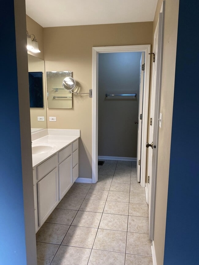 Building Photo - 2824 White Thorn Cir