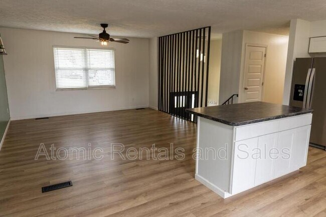 Building Photo - 716 N Whispering Oak Cir