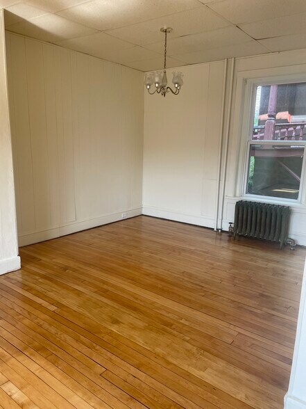 Dining room - 319 N 4th Ave W
