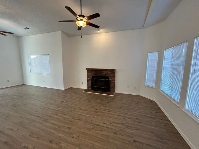 Building Photo - Beautiful 4 Bed / 2.5 Bath Silver Creek Home w/ RBP & $0 Deposit Option