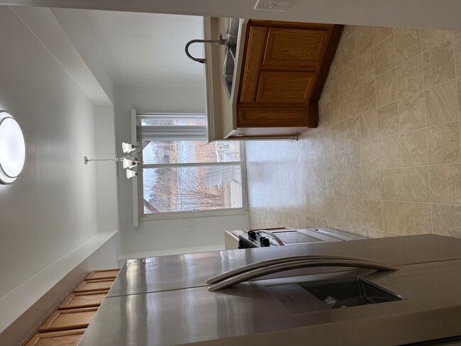 Building Photo - 111 W Chatham Ln