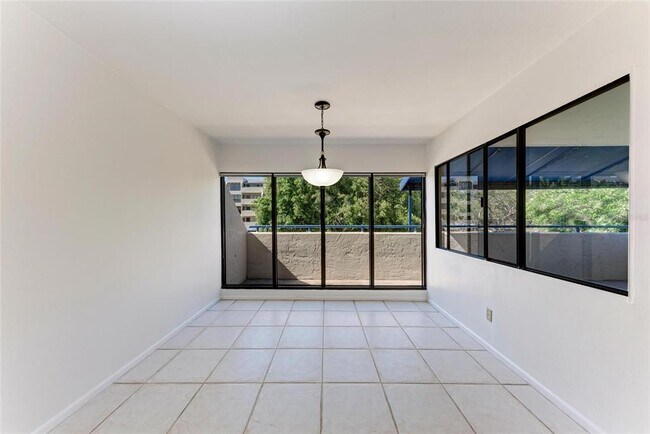 Building Photo - 835 S Osprey Ave