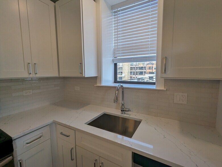 Building Photo - 3935 N Janssen Ave