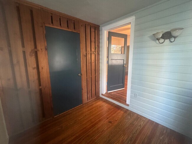 Building Photo - Beautifully Kept Historic Home!!