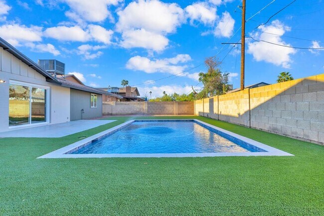 Building Photo - Completely Remodeled 6 bedroom/4 bath Home with New Pool