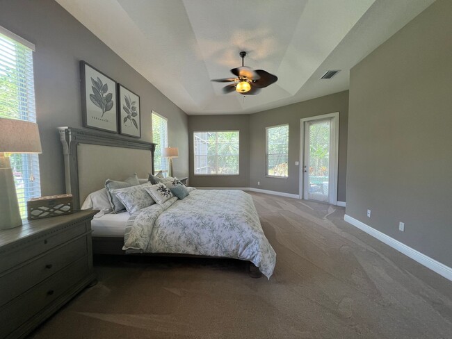 Building Photo - Beautiful 5 Bed 4 Bath Pool Home in the gu...