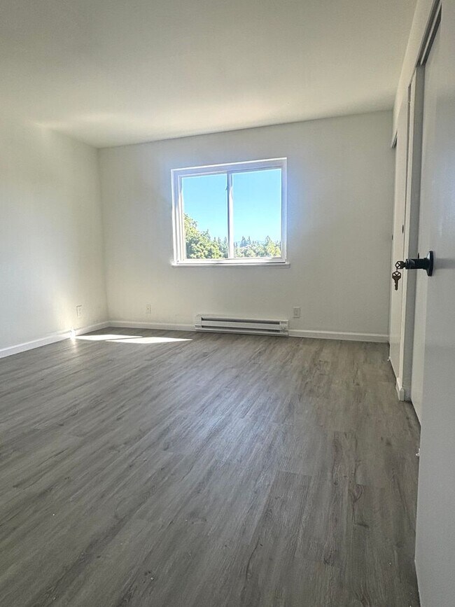 Building Photo - Stylishly Remodeled 2-Bedroom Gem in Redwood City