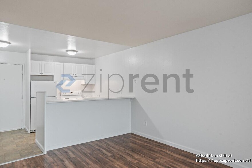 Building Photo - 100 Village Dr